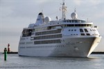 Die Silver Cloud beim Einlaufen in Warnemünde