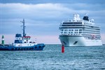 Die Viking Mars im Seekanal des Kreuzfahrthafens Warnemünde