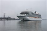 Die Viking Neptune im Seekanal des Kreuzfahrthafens Warnemünde