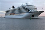 Die Viking Sky passiert die Warnemünder Molenköpfe