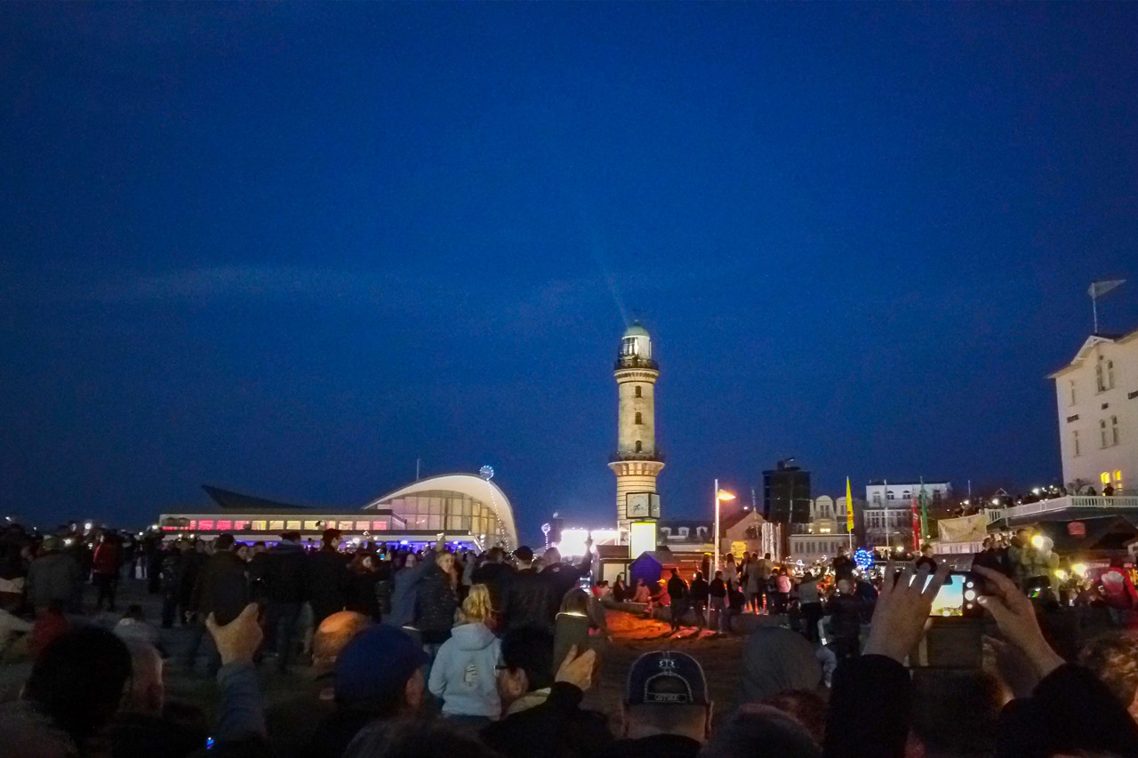 Leider kletterten einige Unvernünftige beim Turmleuchten in Warnemünde über die Zäune und zertrampelten den frisch angepflanzten Dünenhafer