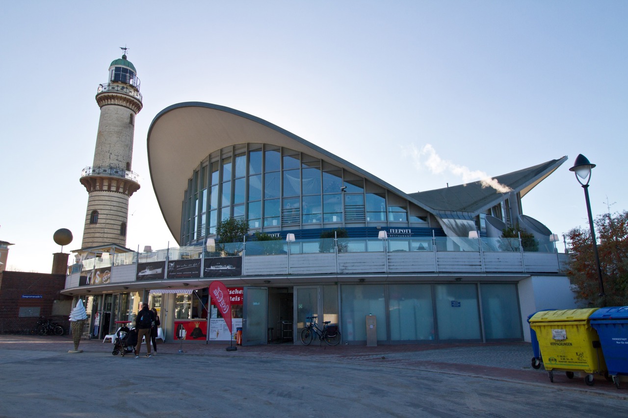 Weltweit bekanntestes Rostocker Wahrzeichen das Ensemble Leuchtturm und Teepott in Warnemünde.