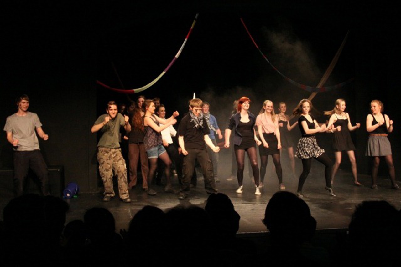 Der Theaterjugendclub „Spieltrieb“ bei der Premiere von „Totentanz“ im Theater im Stadthafen