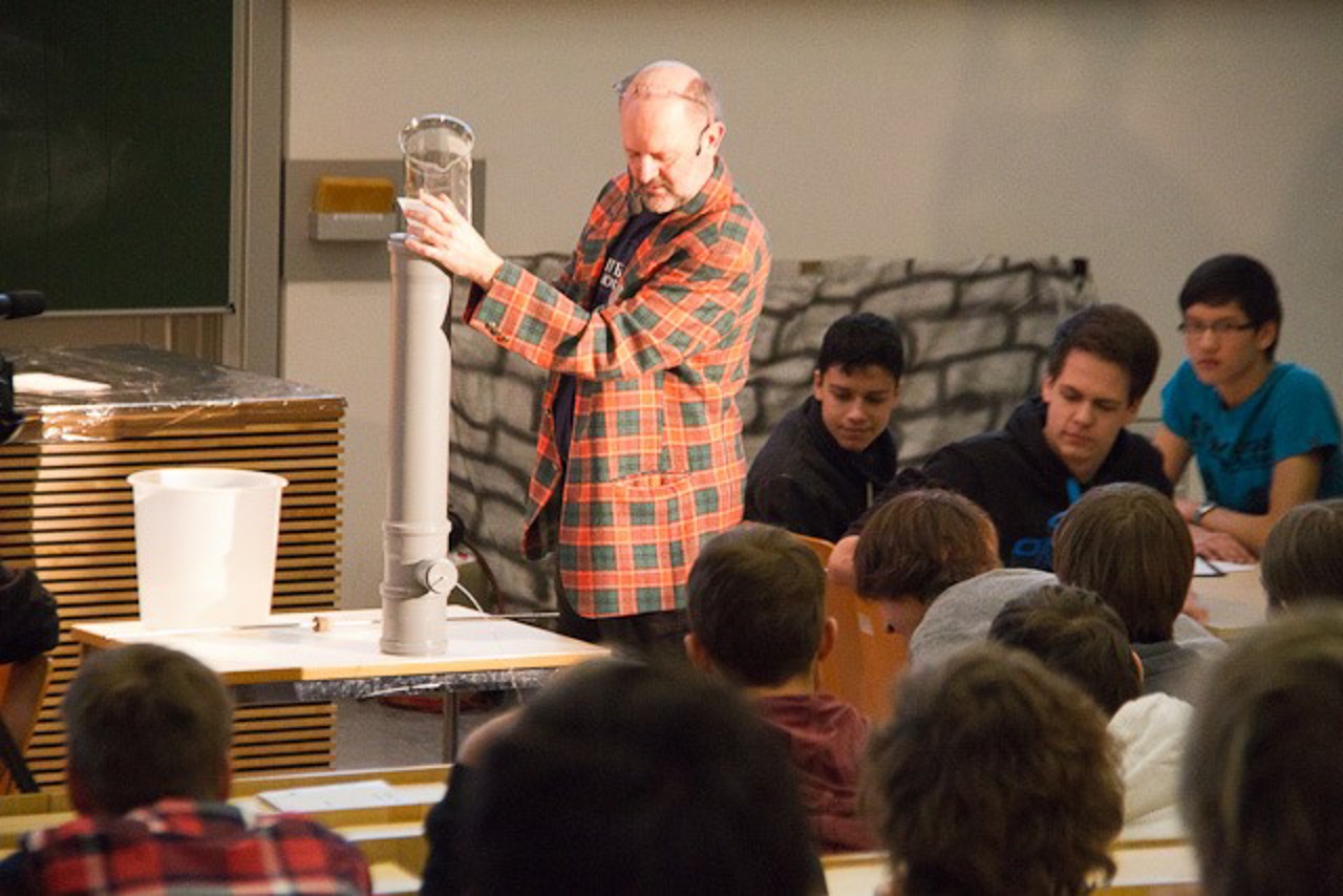 Dr. Josef Tiggesbäumker demonstriert die Experimente des Wettbewerbs