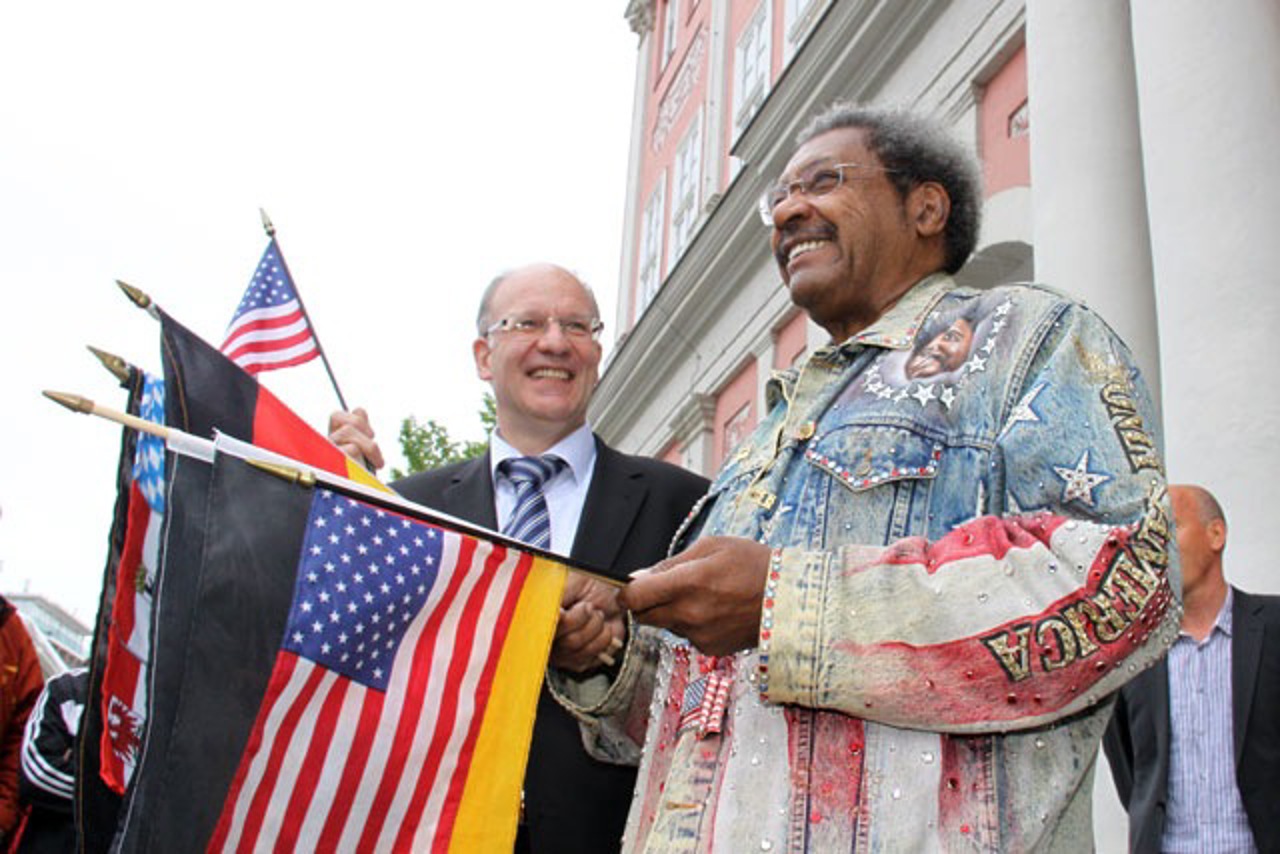 Don King und Roland Methling vor dem Rostocker Rathaus
