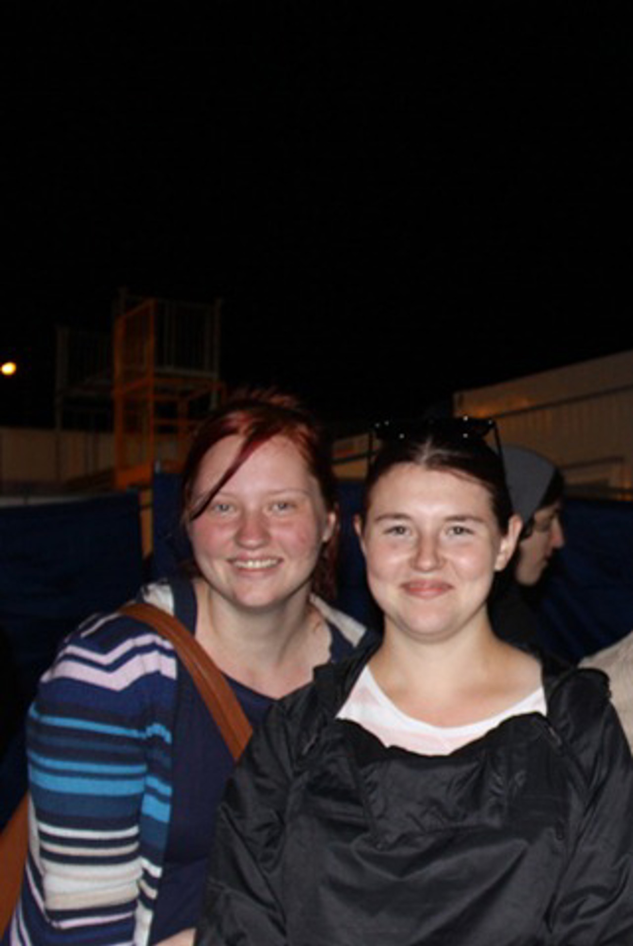 Die 20-jährige Kira (links) und die 17-jährige Antonia (rechts) würden sich zwar nicht als die größten Fans bezeichnen, waren aber von Tim Bendzkos Konzert bei der Hanse Sail 2012 begeistert.