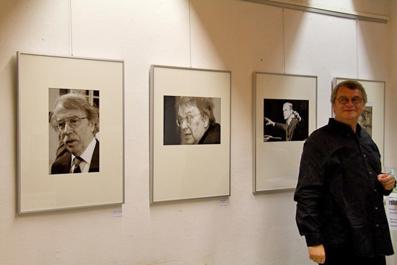 Literaturhausgeschäftsführer Reiner Mnich stellt seine Autorenporträts im PWH aus