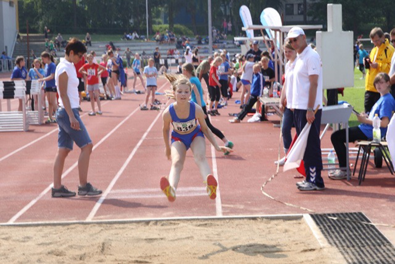 Josephine Zähr beim Weitsprung