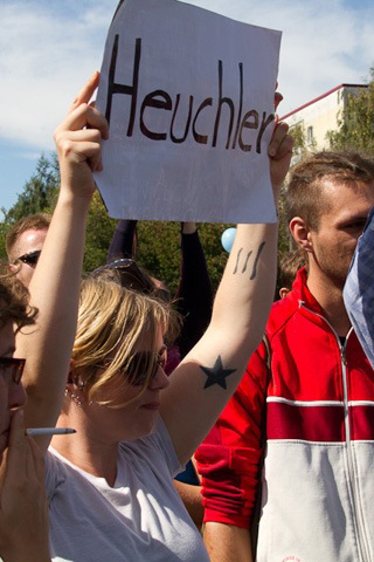 „Heuchler“ - Gegendemonstranten bei der Gauck-Rede in Lichtenhagen