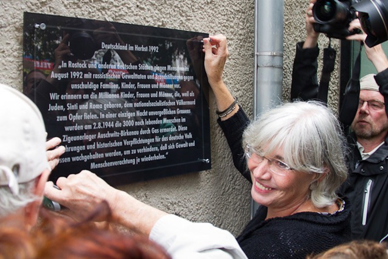 Ende August brachte Cornelia Kerth die Gedenktafel, die an die Ausschreitungen vor 20 Jahren in Lichtenhagen erinnert, am Rostocker Rathaus an