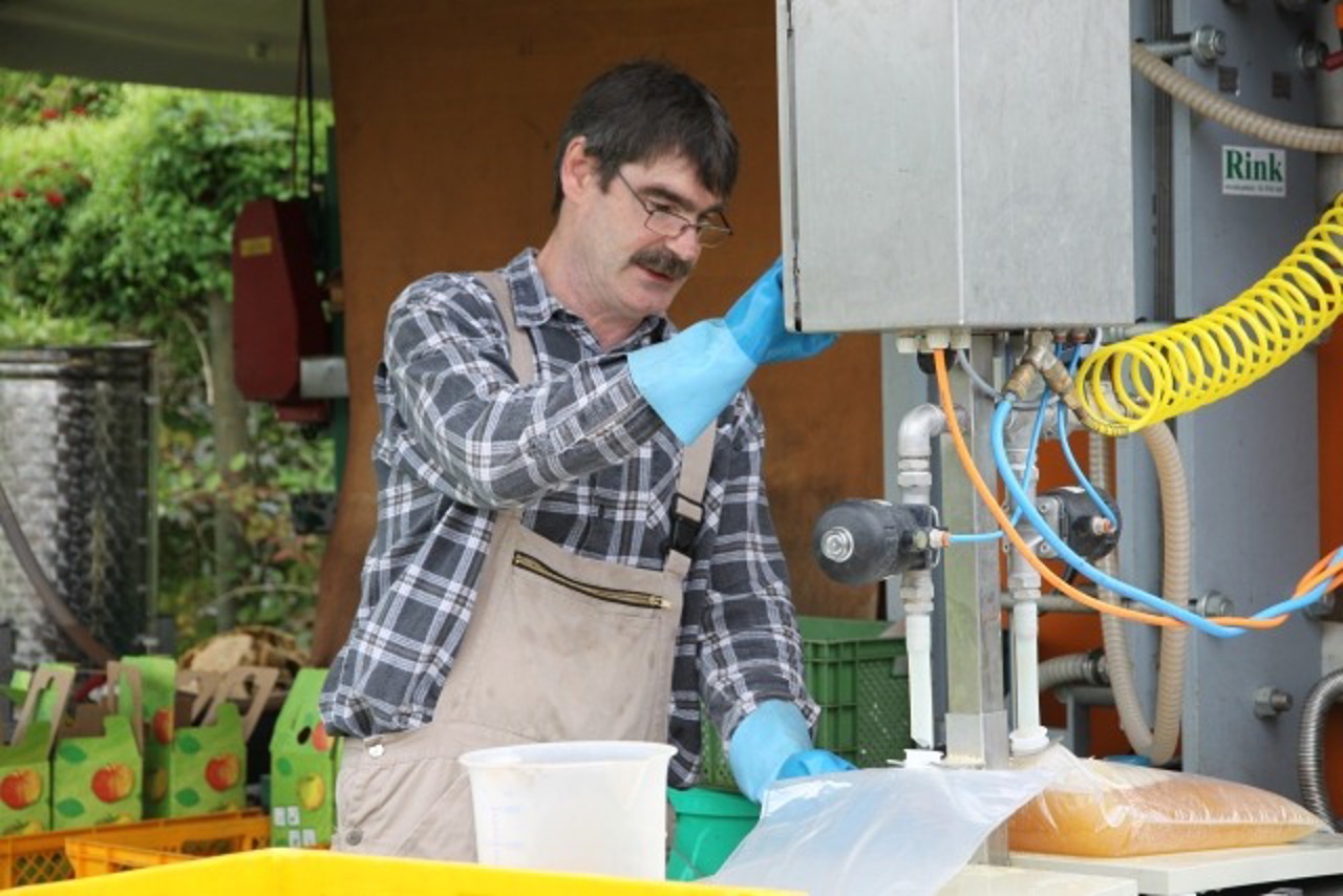 Ralf Eckert an seiner Saftpresse