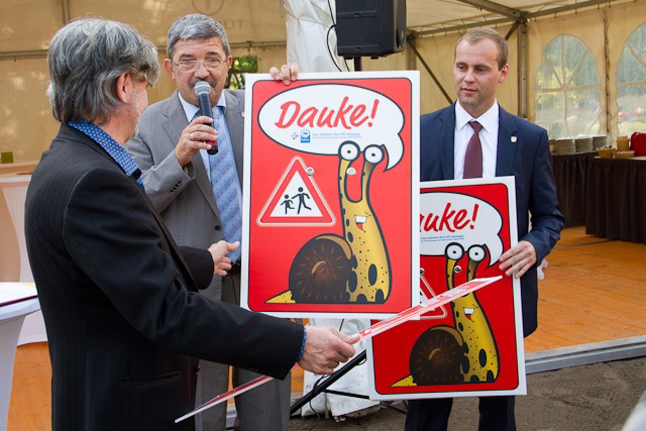 Innenminister Lorenz Caffier hatte ein praktisches Geschenk dabei.