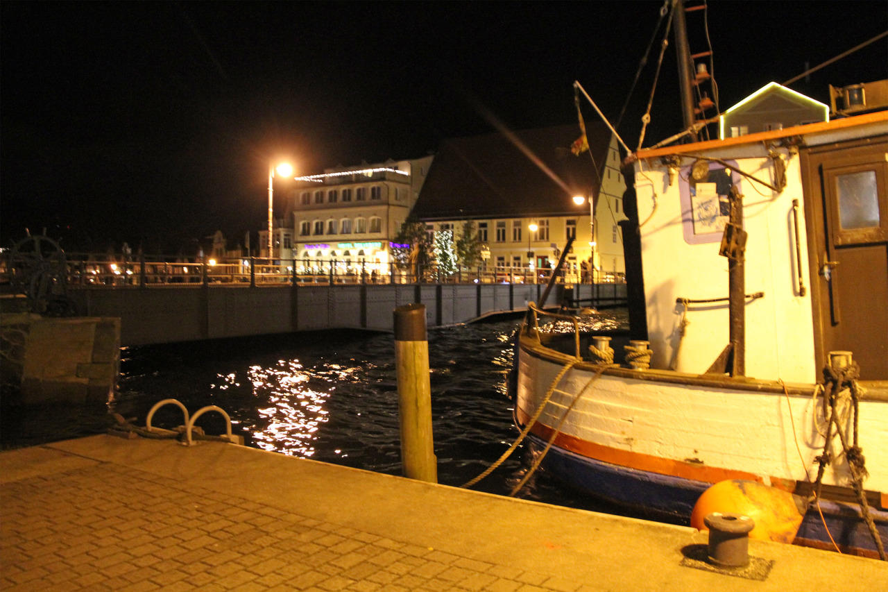 Unter der Warnemünder Bahnhofsbrücke hatten beim Hochwasser nur noch Papierschiffchen Platz.