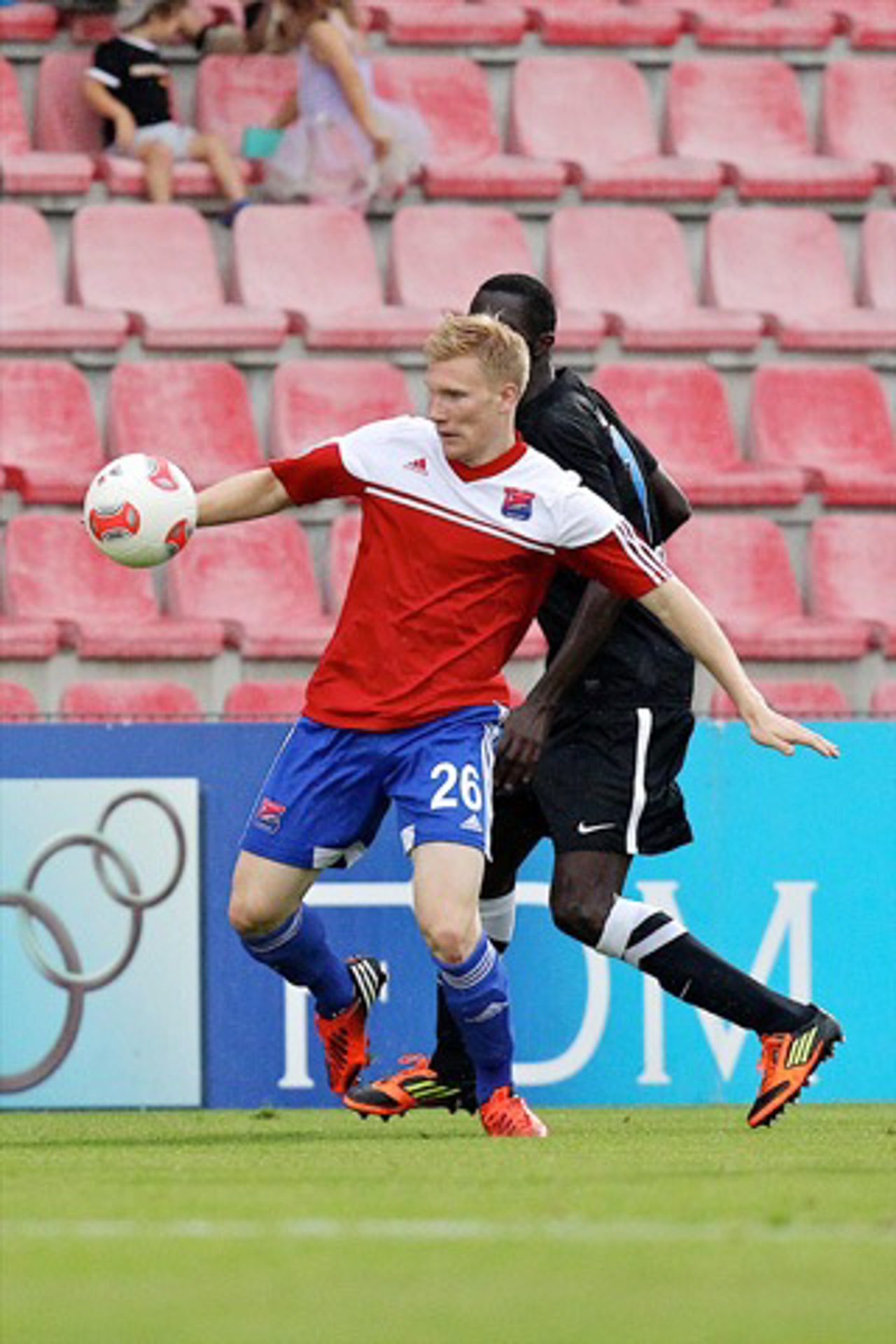 Andreas Voglsammer (SpVgg Unterhaching) - hier im Duell mit Noёl Alexandre Mendy (Hansa Rostock) gelang das 3:0
