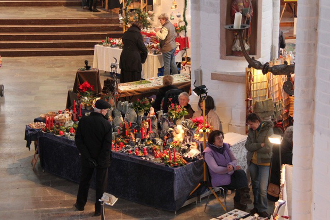 Weihnachtlicher Schmuck auf dem Weihnachtsmarkt
