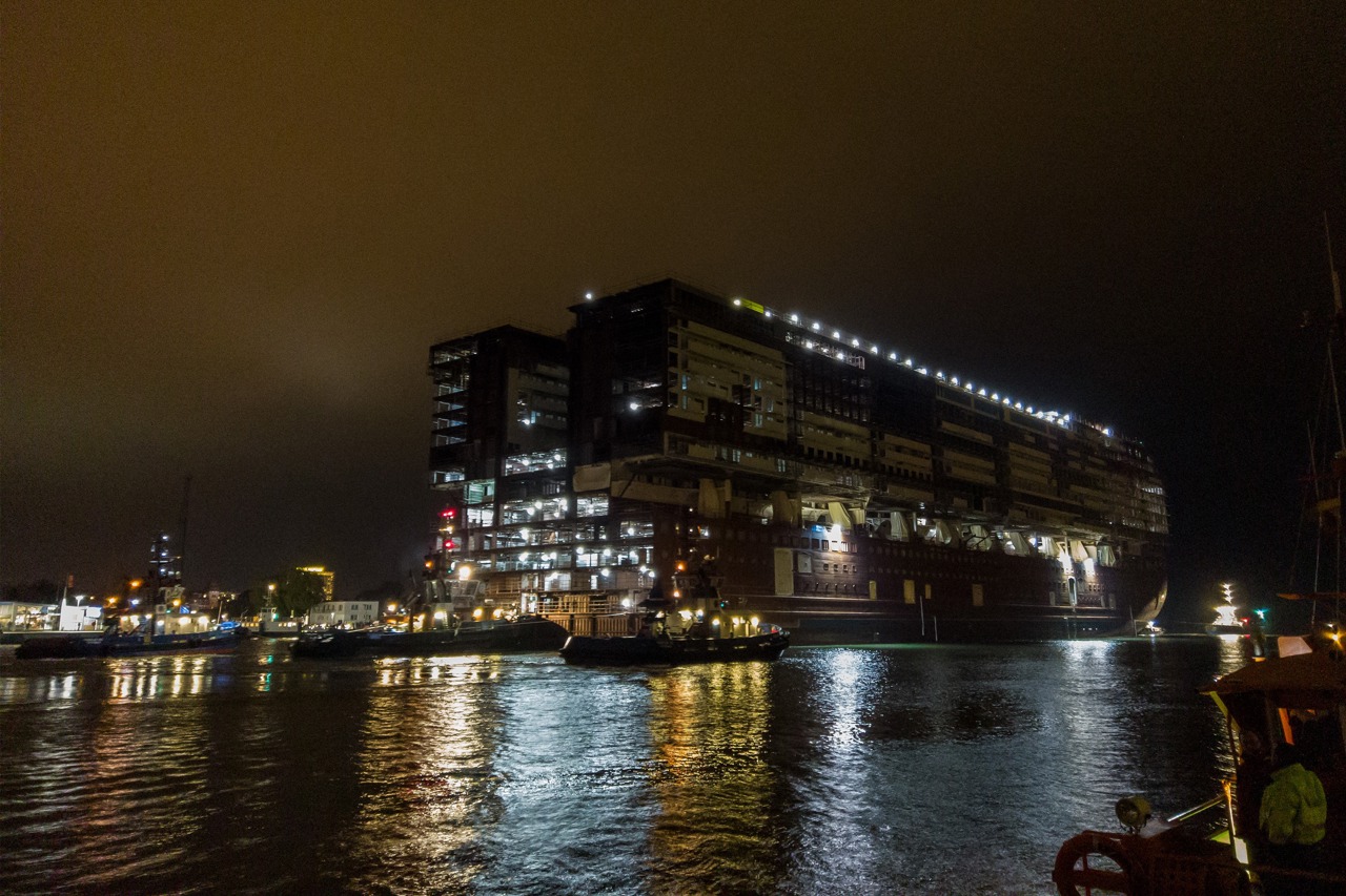 Das Mittschiff der „Global Dream“ wird von Warnemünde nach Wismar verholt