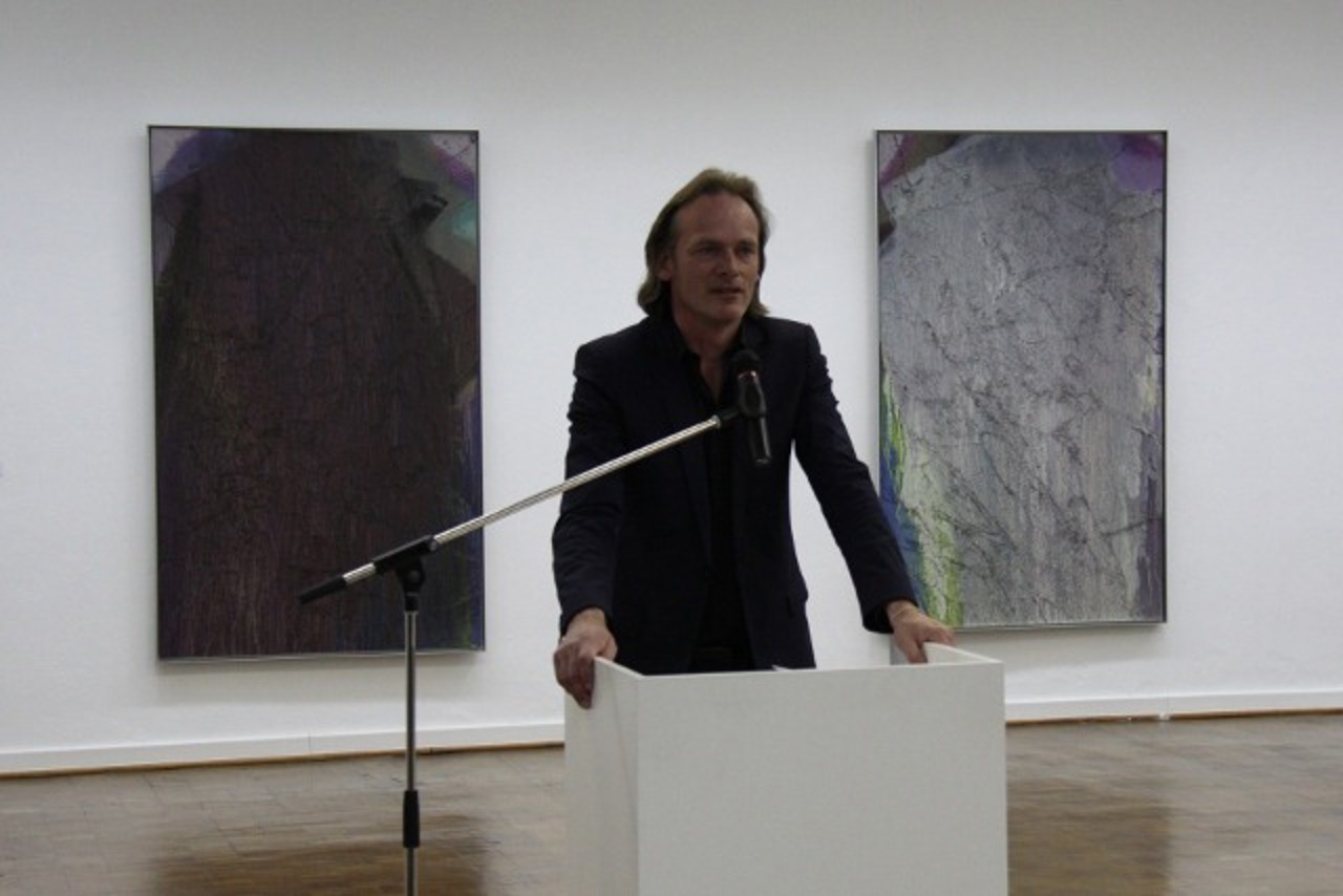 Jörg-Uwe Neumann vor den Bildern von Arnulf Rainer