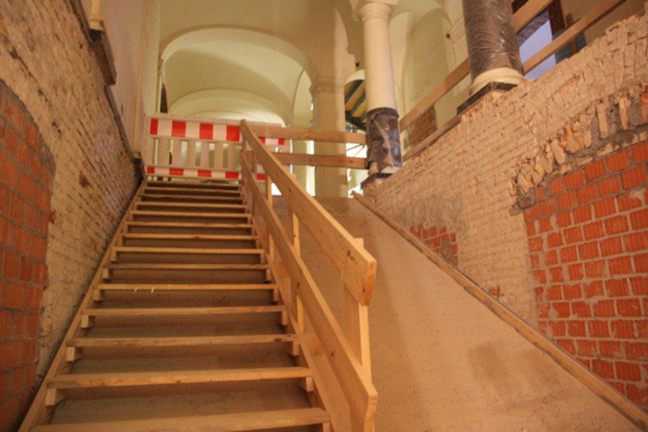 neue Treppe im Hauptgebäude der Universität