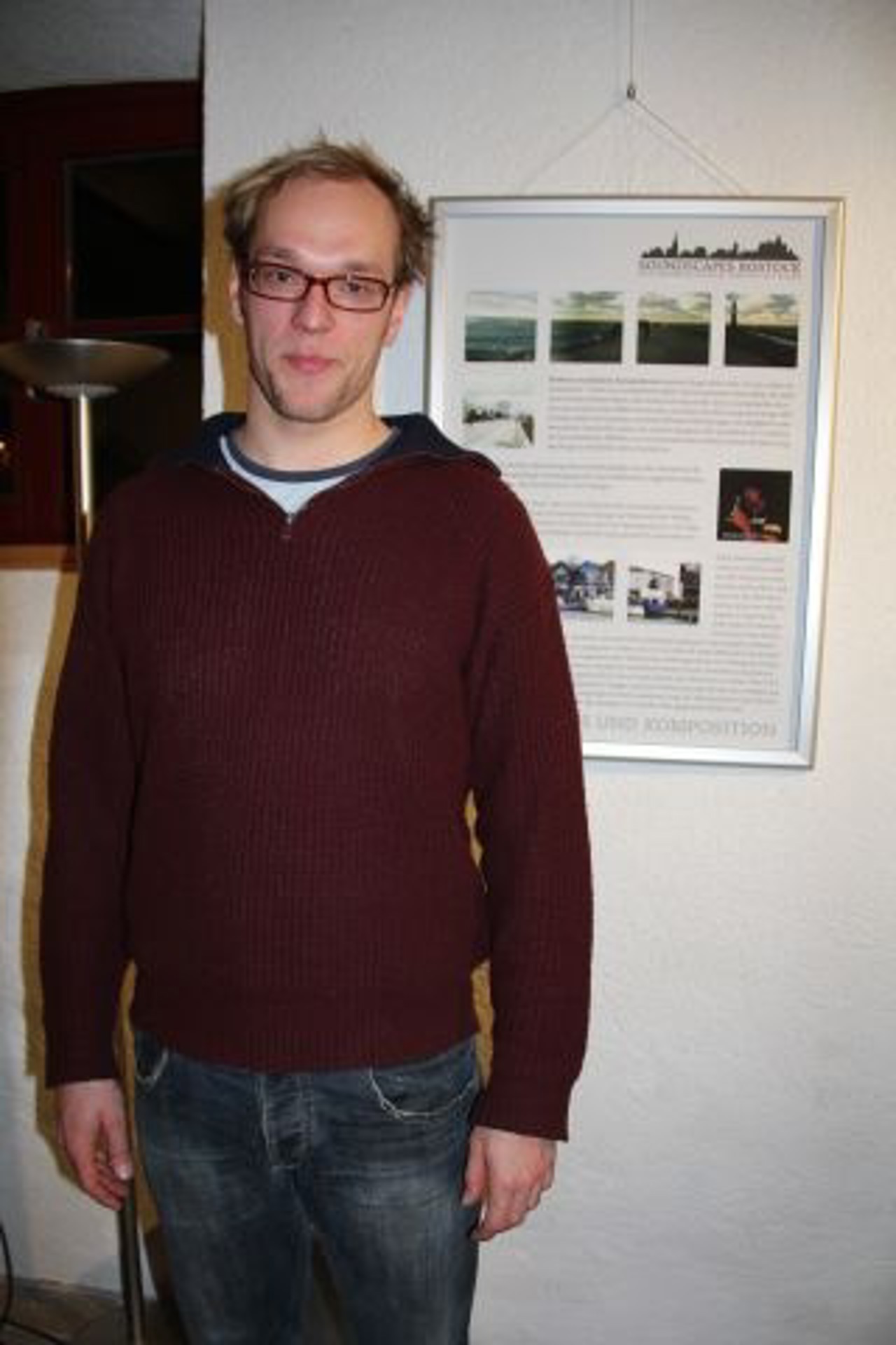 Daniel Wilke vor einem seiner Poster