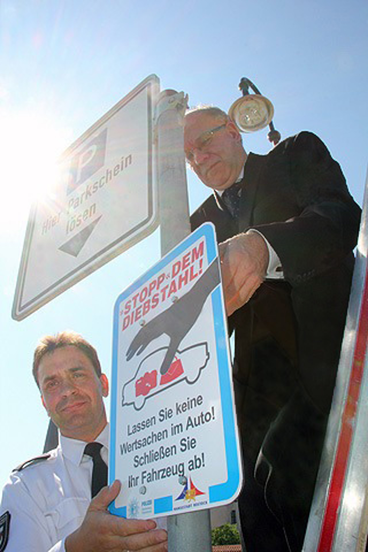 Stopp dem Diebstahl - Polizeioberrat Michael Ebert und OB Roland Methling montieren das erste Schild