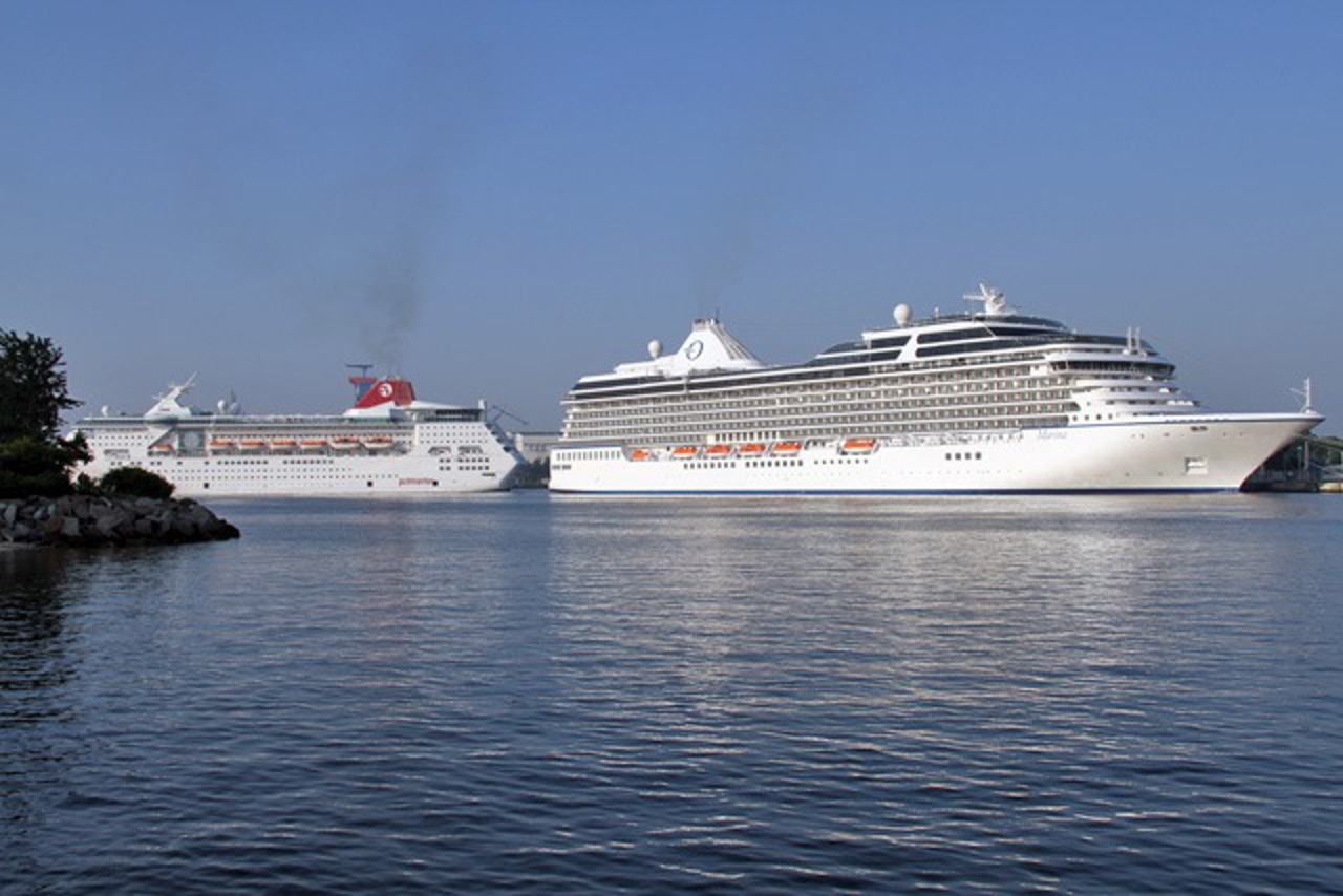 Der Kreuzliner Empress "parkt" hinter der Marina rückwärts ein