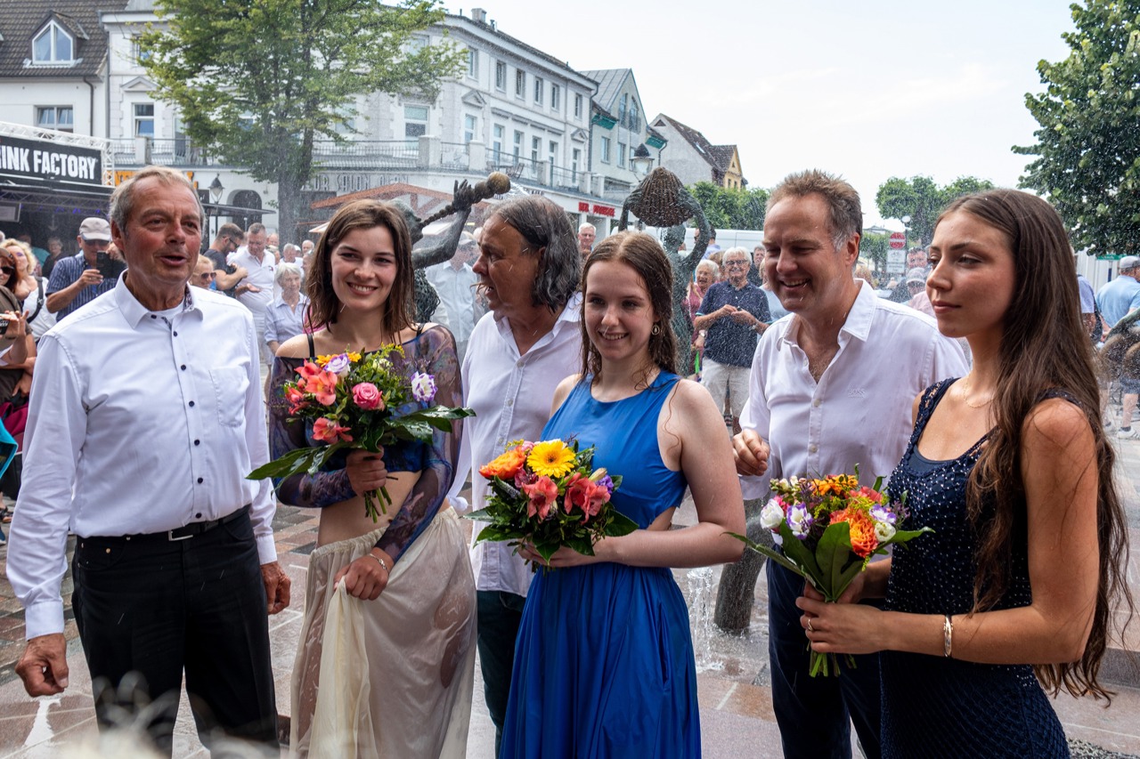 Die drei „Nereiden“ Nina Schulmeister, Lydia Pommerenke und Swantje Pieper, die für den Neptunbrunnen in Warnemünde Modell standen, zusammen mit dem Bildhauer Thomas Jastram (Mitte), Alexander Prechtel (links) und Holger Matthäus
