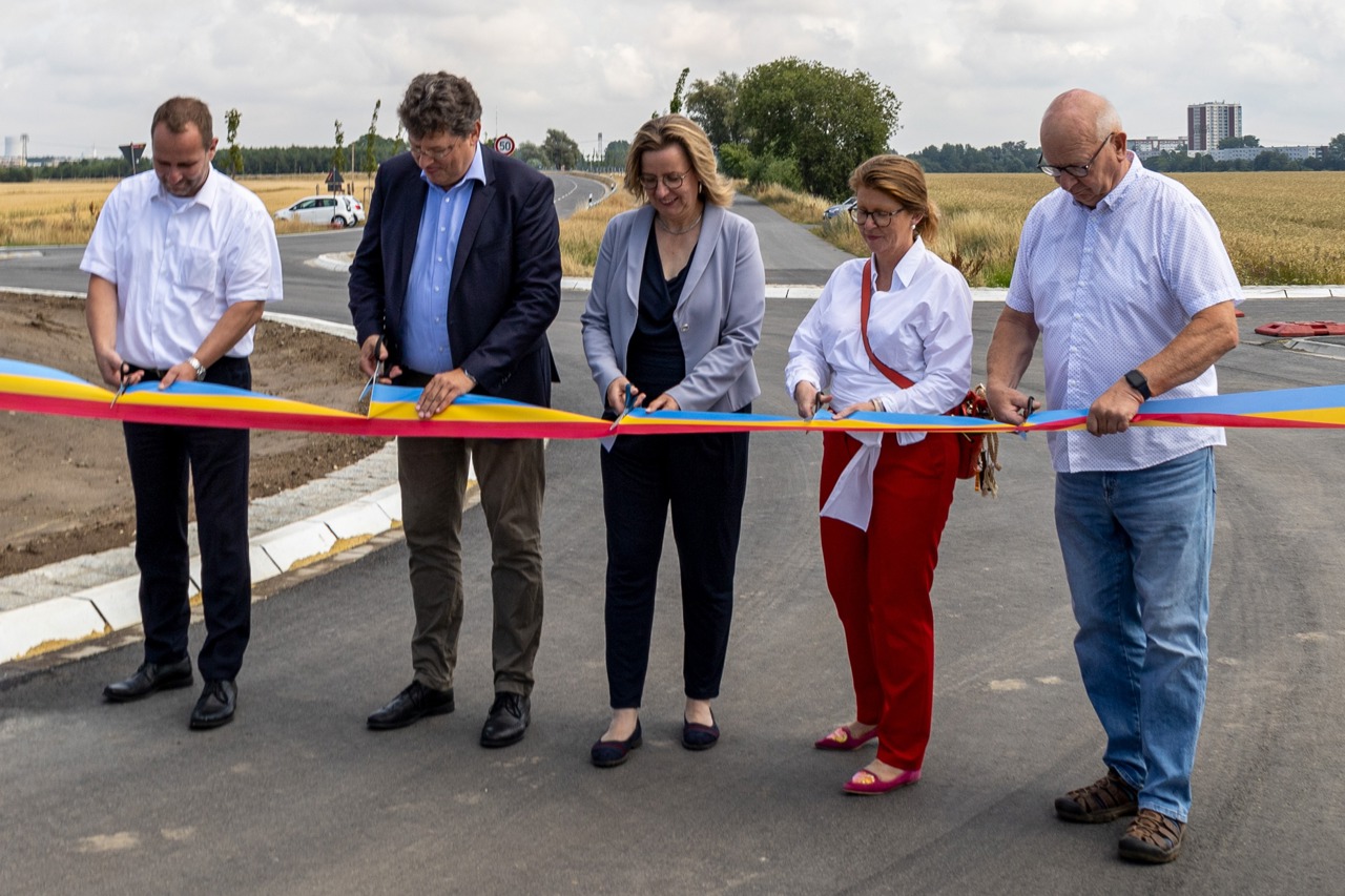 Stefan Anker (Leiter Straßenbauamt Schwerin, v.l.), Wirtschafts- und Verkehrsminister Reinhard Meyer, Dr. Ute Fischer-Gäde (Senatorin für Infrastruktur, Umwelt und Bau), Katy Hoffmeister (Mitglied des Landtags, CDU) und Uwe Barten (Bürgermeister von Elmenhorst/Lichtenhagen) bei der Verkehrsfreigabe der Mecklenburger Allee von Rostock-Lichtenhagen nach Elmenhorst
