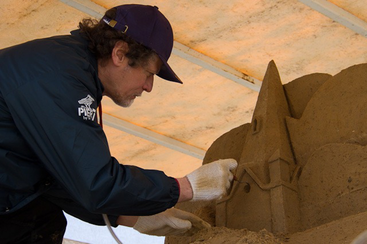 Zigmunds Vilnis arbeitet an der Sandskulptur „Hansestadt Wenden/Cesis“