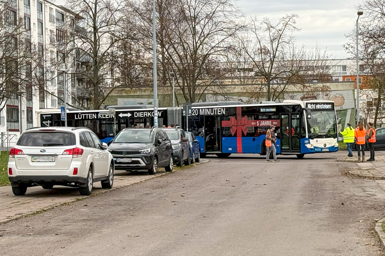 Testfahrt für die RSAG-Busline 31 durch Lütten Klein am 25.11.2024: In der Helsinkier Straße und beim Abbiegen in die Kopenhagener Straße geht es eng zu.