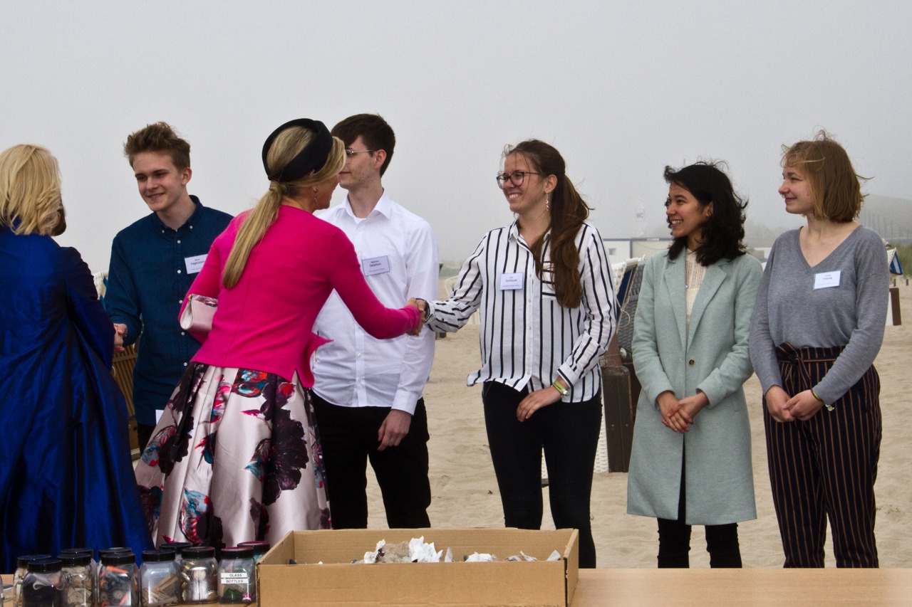 Die Nachwuchsforscherinnen Ailina Guljam, Franka Freytag und Lara Stoklasek treffen Königin Máxima der Niederlande am Strand von Warnemünde