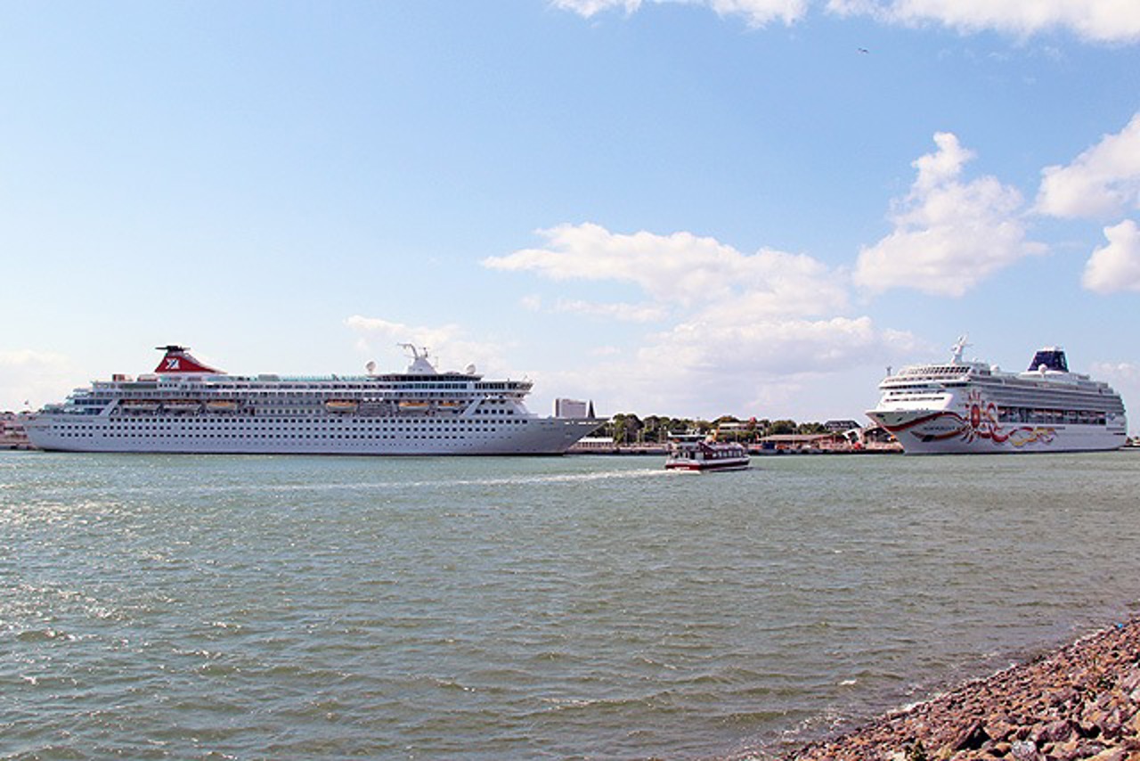 Die Kreuzliner „Balmoral“ und „Norwegian Sun“ in Warnemünde
