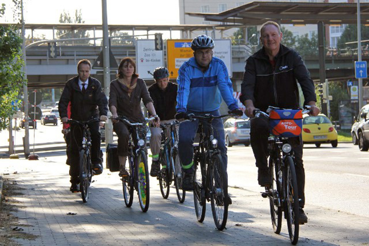 Stadtradeln in Rostock: Holger Matthaeus (Team Schwungrad), Annette Niemeyer (Bunte Speiche), Johann-Georg Jaeger (Grünes Team), Sven Klüsener (Team SPD) und Martin Elshoff (ADFC)