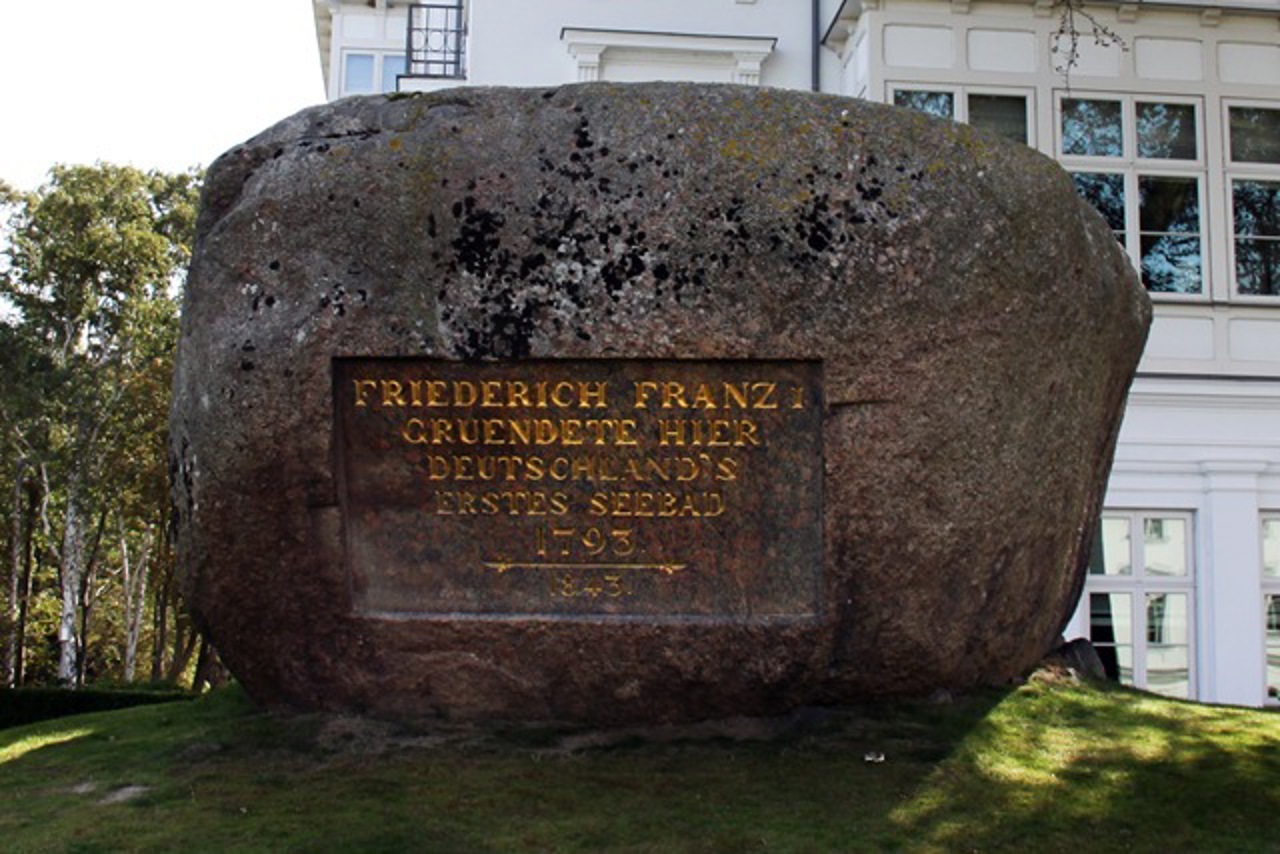 Findling als Denkmal zur Gründung Heiligendamms