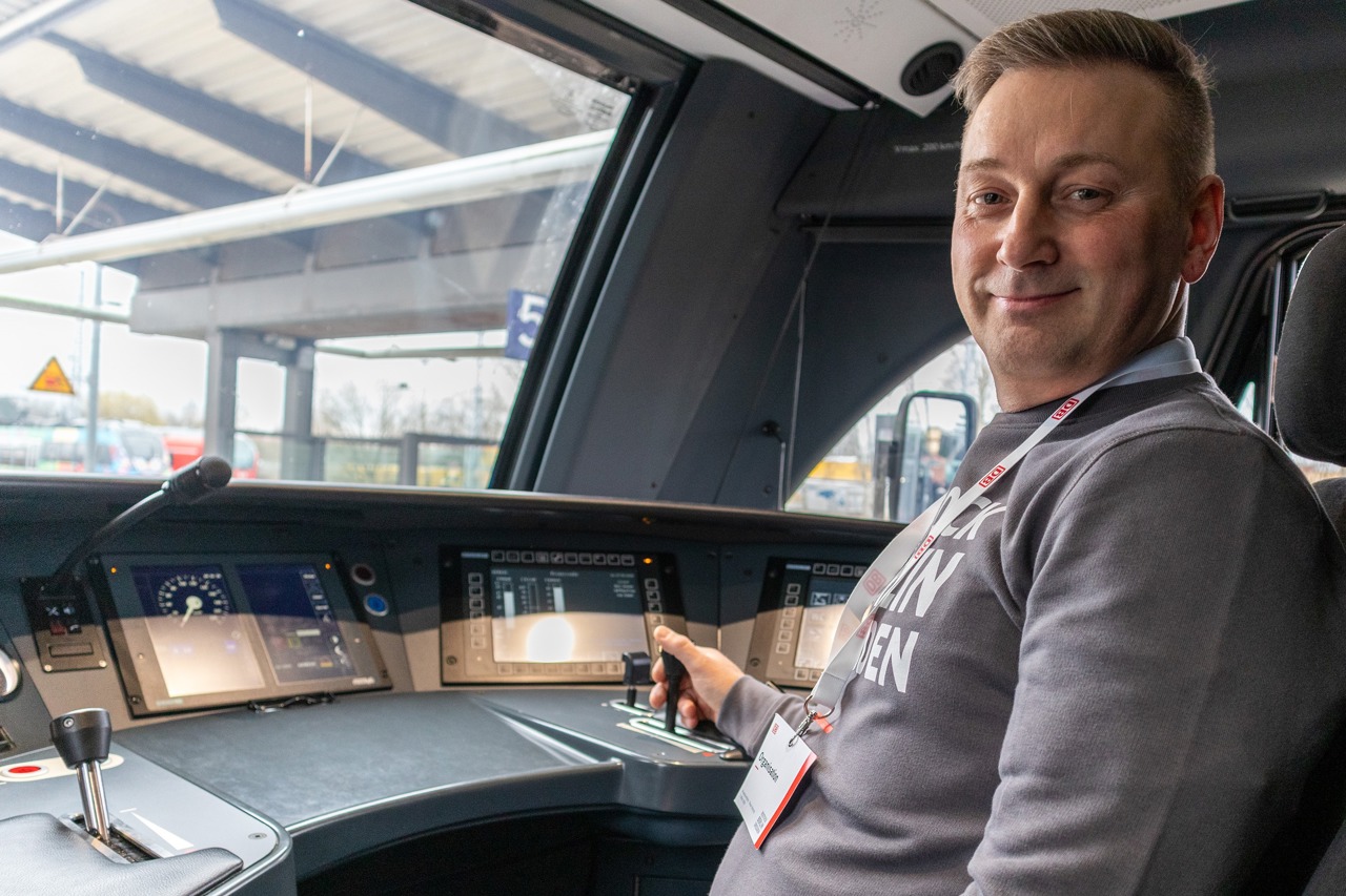 Lokführer Ronny Mang steuert den neuen Intercity auf seiner Premierenfahrt von Rostock nach Berlin