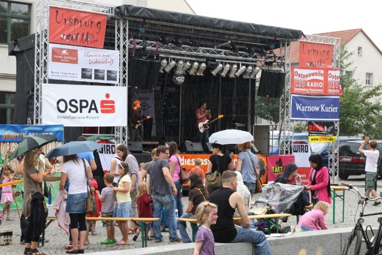 Auftritt der Band Jackbeat im Regen