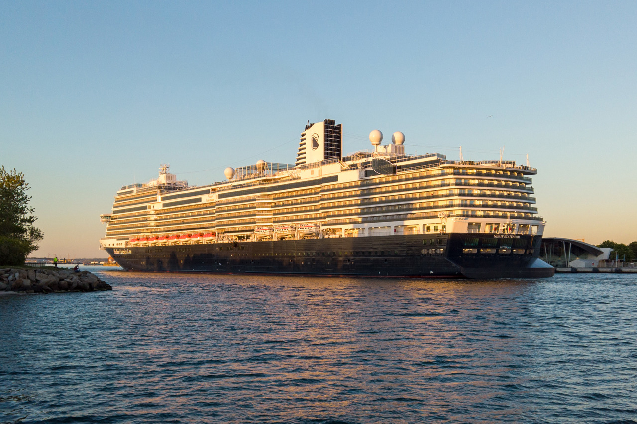 Nieuw Statendam in Warnemünde