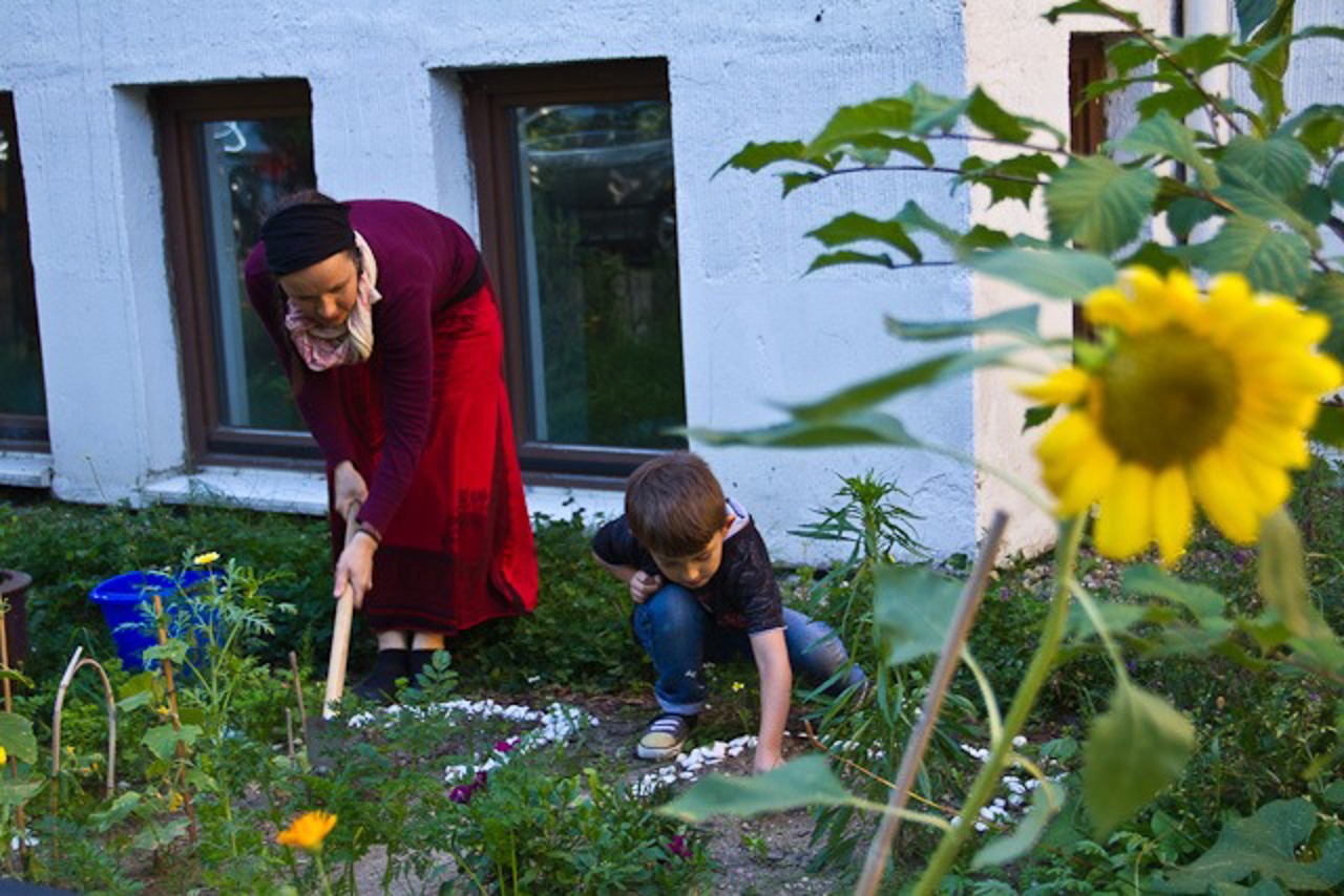 Gartenarbeit im Vorgarten