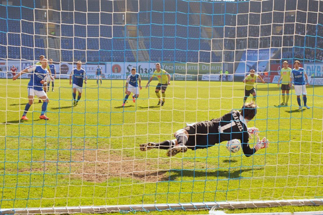 Aue-Torhüter Martin Männel kann den von Hansa-Stürmer Freddy Borg flach getretenen Elfmeter problemlos parieren