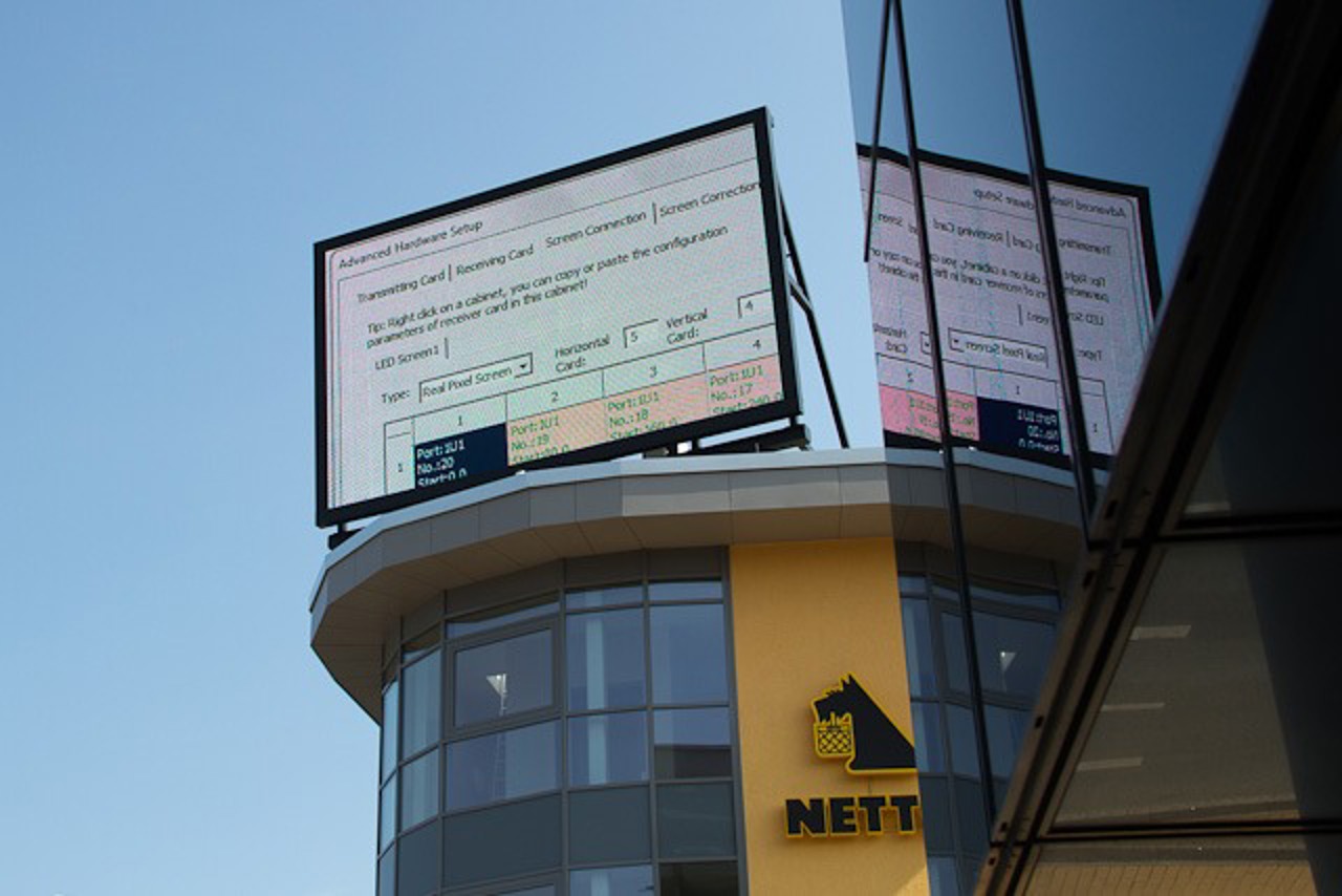 In den letzten Tagen wurde zwei LED-Wände auf das Dach des Netto-Supermarktes am Stadthafen montiert.