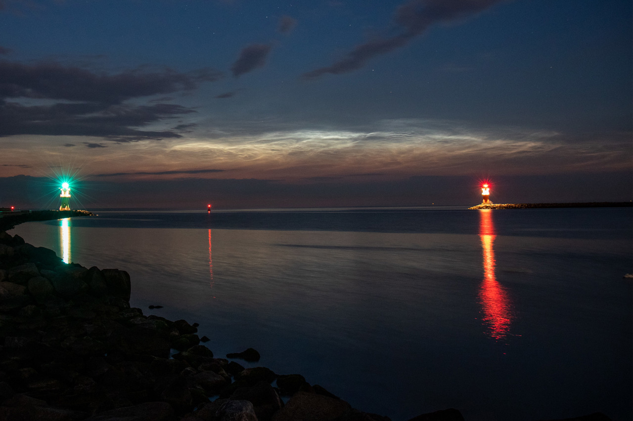 Leuchtende Nachtwolken (NLC) von der Westmole in Warnemünde aus (16./17. Juni 2019)