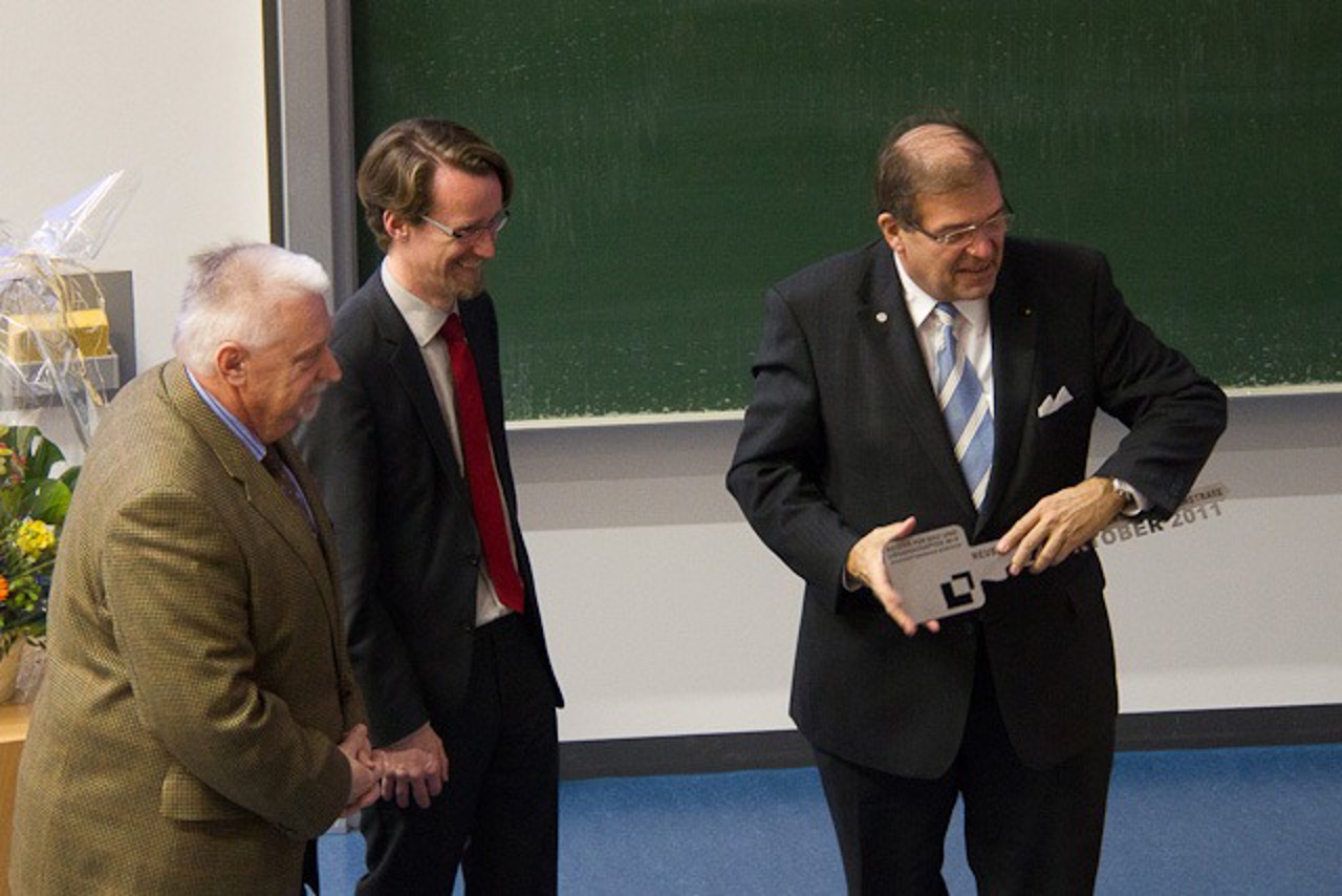 Matthias Brodkorb überreicht den symbolischen Schlüssel an den Rektor Wolfgang Schareck