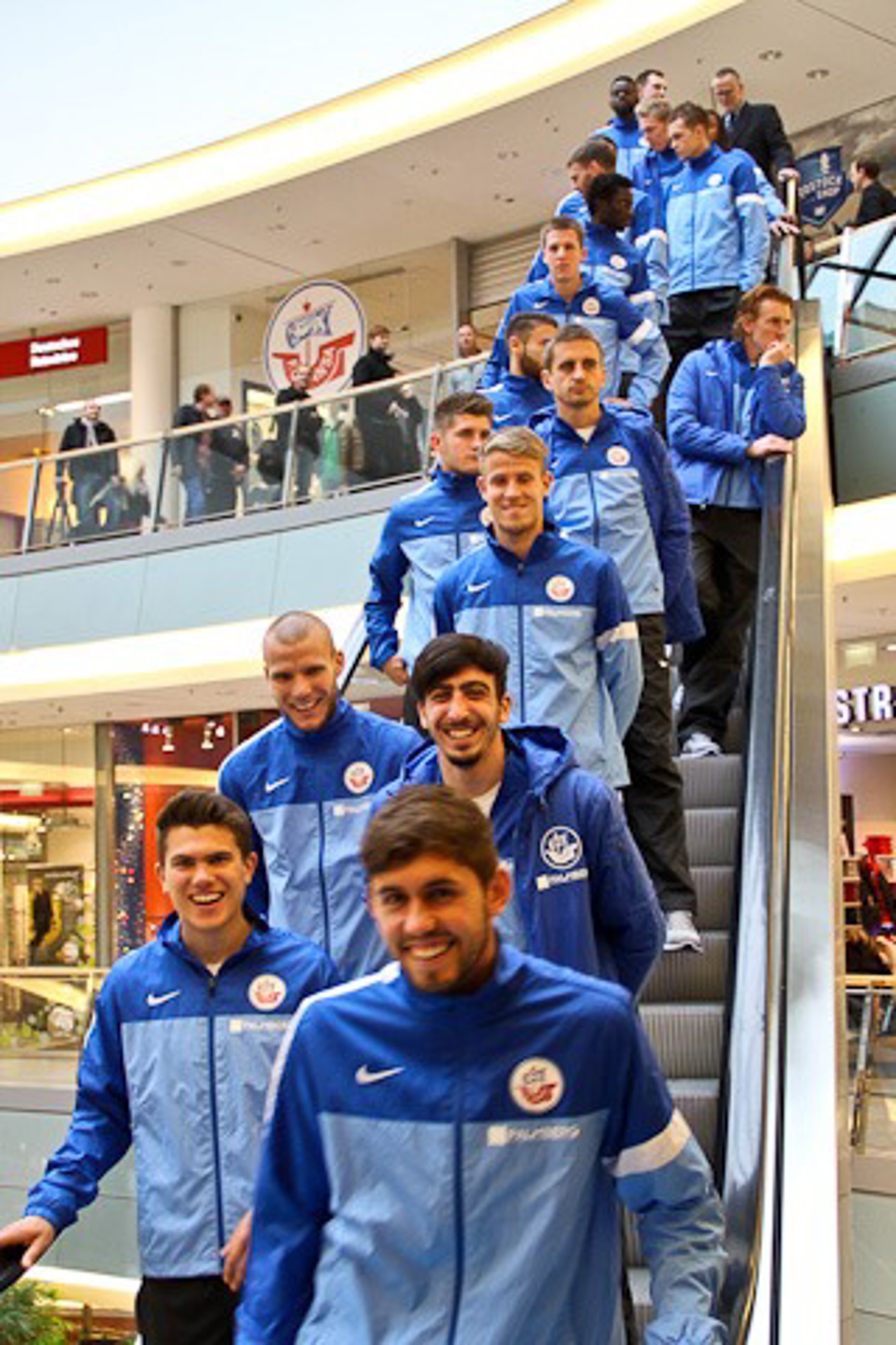FC Hansa Rostock auf der Rolltreppe im KTC