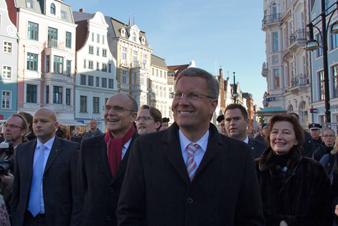 Ministerpräsident Erwin Sellering, Bundespräsident Christian Wulff und Bürgerschaftspräsidentin Karina Jens beim Festzug durch die Kröpeliner Straße in Rostock