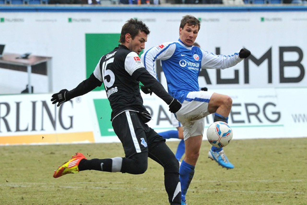 Tobias Jänicke, hier im Duell mit Duisburgs Goran Sukalo, konnte heute seinen 3. Saisontreffer für Hansa Rostock erzielen