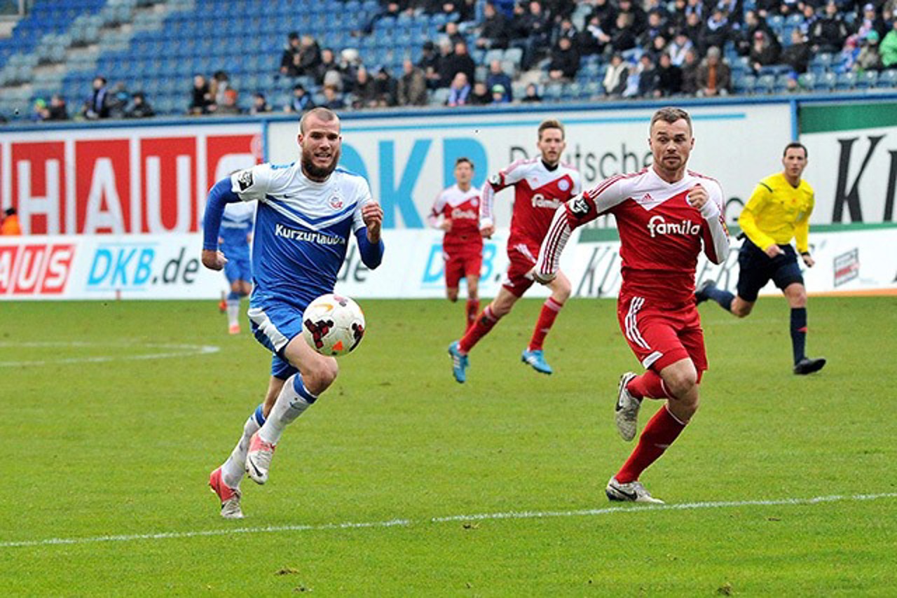 Manfred Starke (Hansa Rostock) hatte gegen Holstein Kiel die beste Chance zum Ausgleich