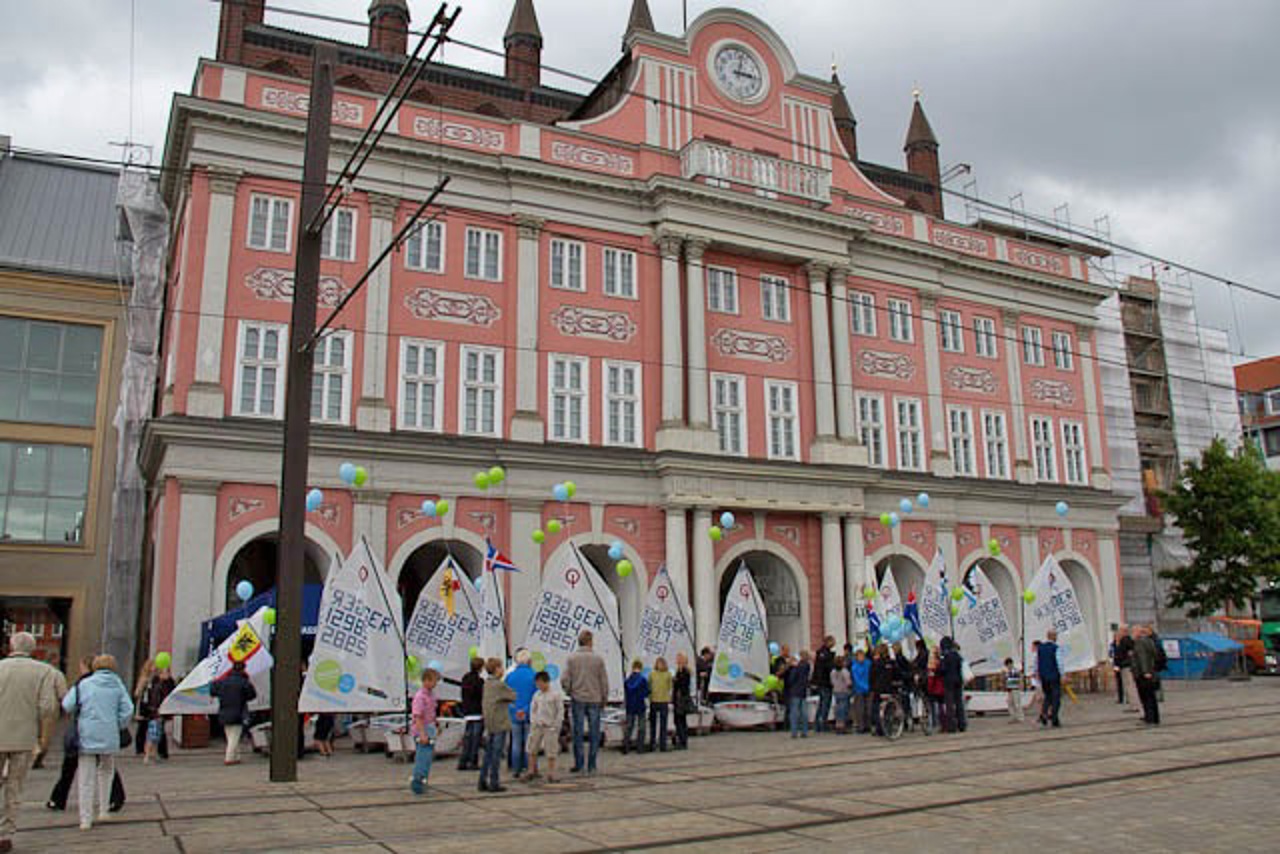 Segel-Jollen der Klasse „Optimist“ vor dem Rostocker Rathaus