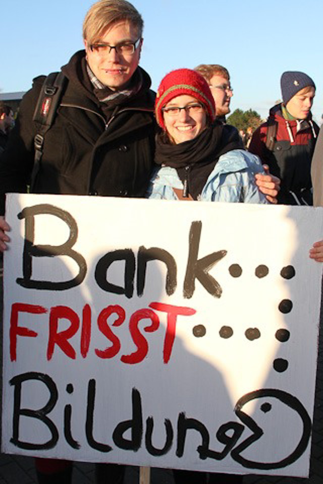 Marek (23) und Maica (22): Die Uni braucht mehr Geld. Die Vakanz von Dozentenstellen wird auch immer mehr zum Problem. Die Profs überaltern. Auch die Lehrmittel sind alt oder einfach nicht vorhanden.