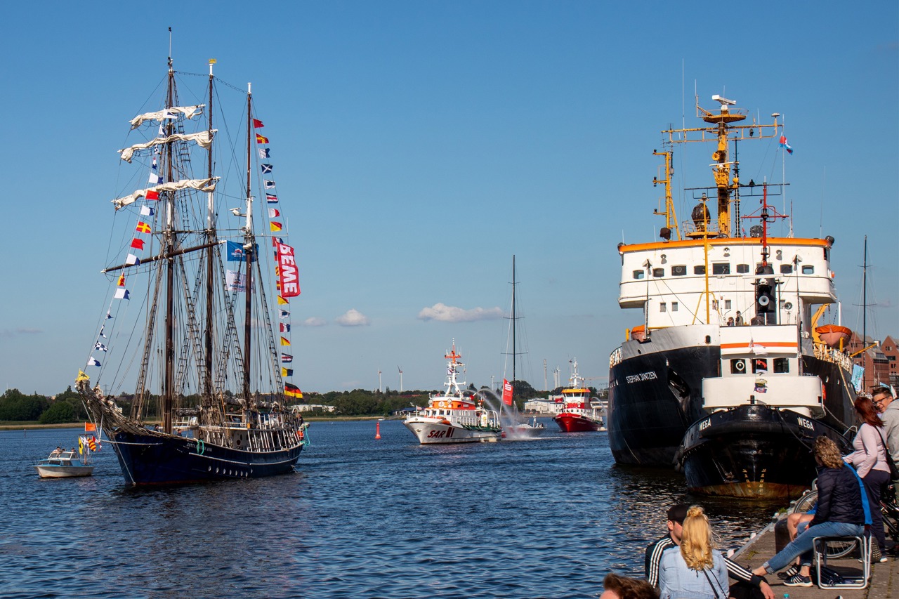 Maritimes Flair im Stadthafen: Dreimast-Bramsegelschoner „Santa Barbara Anna“, Seenotkreuzer „Arkona“ und Feuerlöschboot „Albert Wegener“