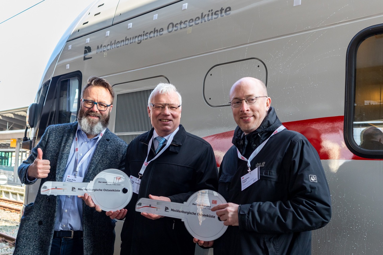 Neuer Doppelstock-Intercity auf den Namen „Mecklenburgische Ostseeküste“ getauft - Oberbürgermeister Claus Ruhe Madsen, DB-Konzernbevollmächtigter Joachim Trettin und Verkehrsminister Christian Pegel (v.l.)