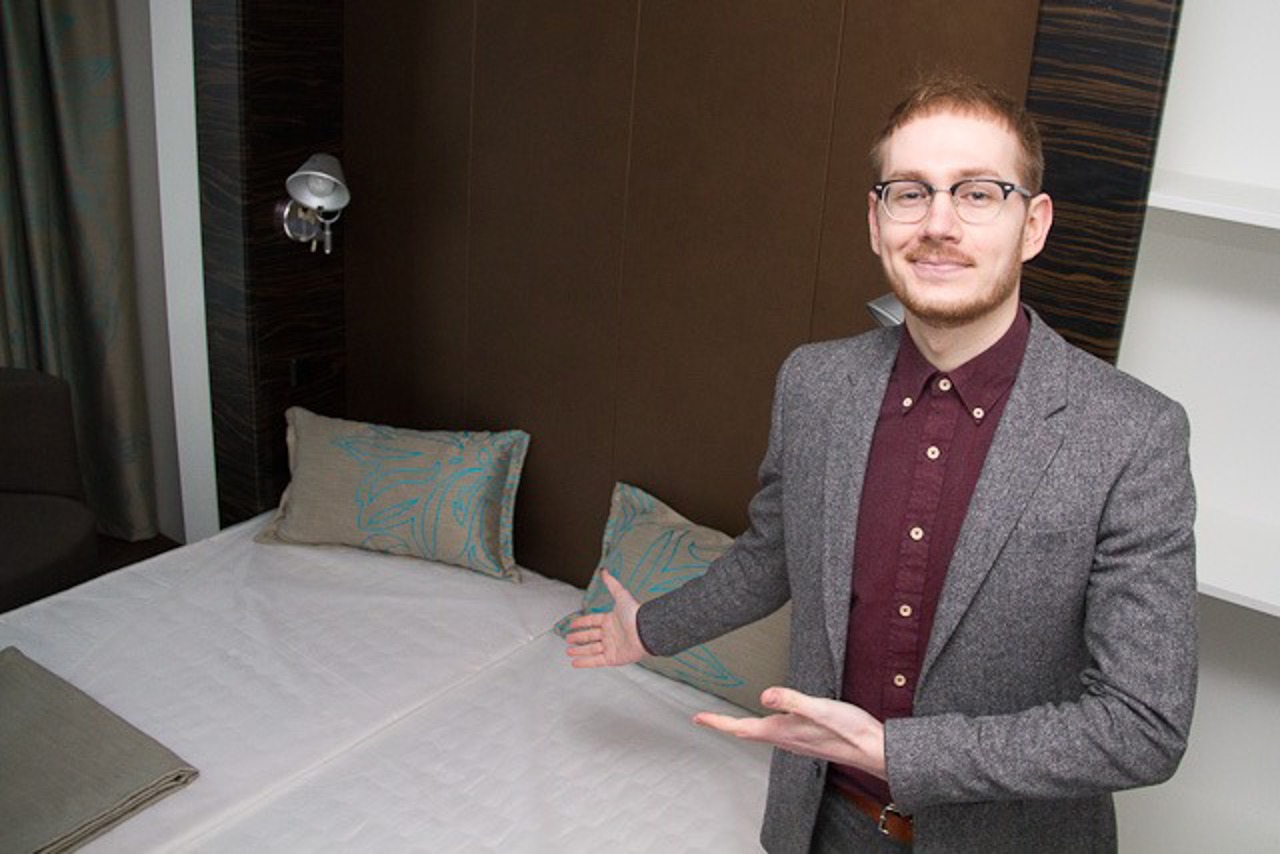 Der Innenausbau beginnt jetzt erst. Der zukünftige Hotelmanager Marco Häusler zeigt aber schon ein Musterzimmer
